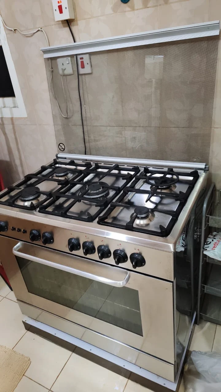 شركة الريان شراء اجهزة كهربائية مستعملة بالرياض صورة حقيقية لبوتاجاز ستانلس بخمس عيون وفرن بباب زجاج في مطبخ بيت